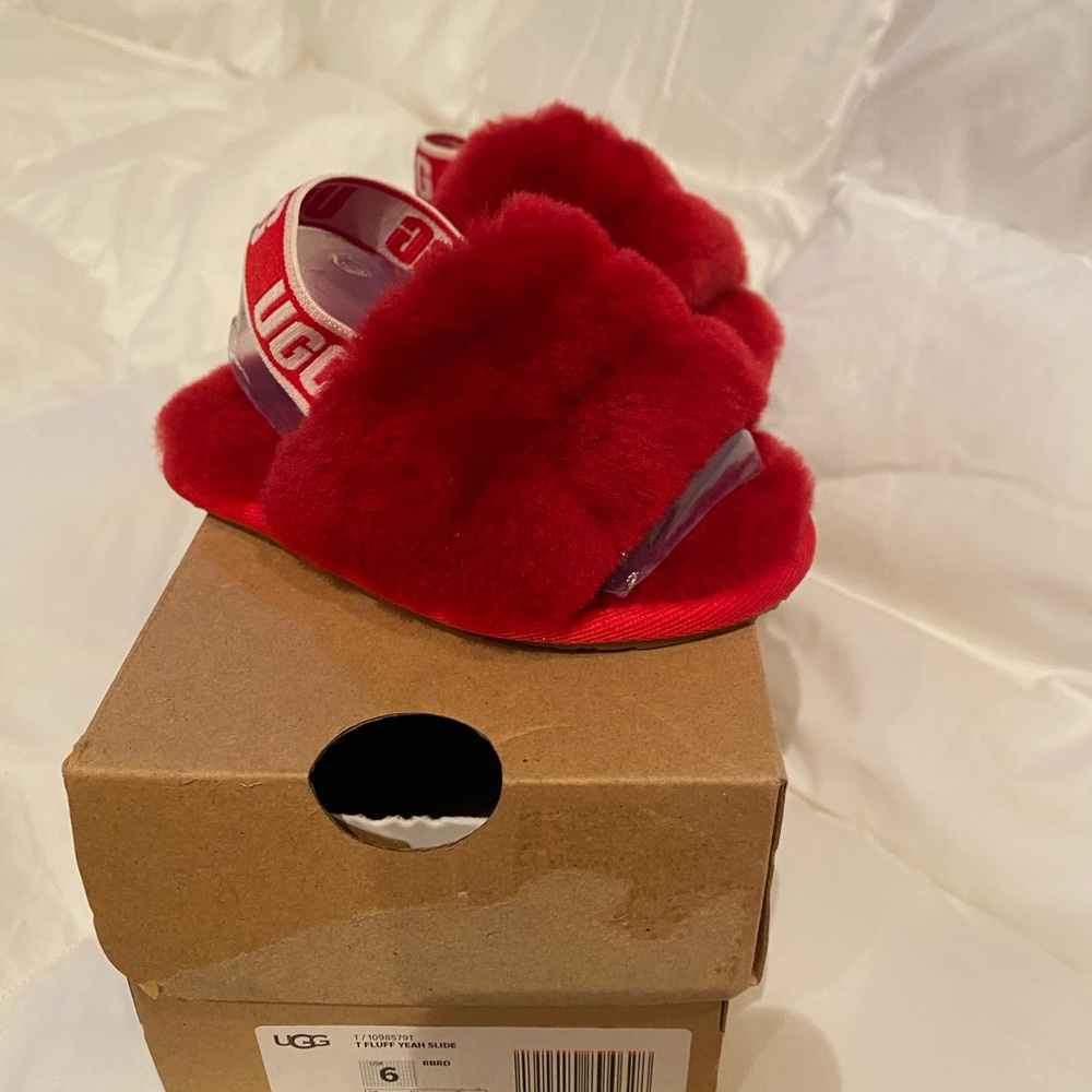 New in box Kids Red Fluff Yeah Red UGGS size 6